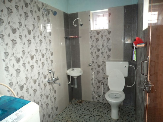 Attached 2 Bathrooms